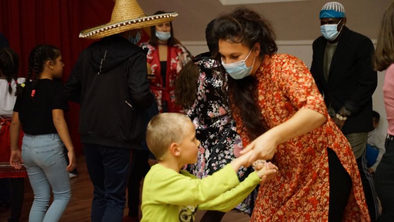 BAFA-Solidaire-et-colo-apprenante-main-dans-la-main