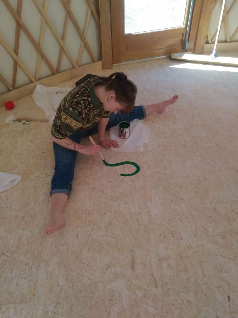 Chloé-service-civique-en-pleine-action-de-peinture-de-la-rose-des-vents-de-la-yourte-sensorielle