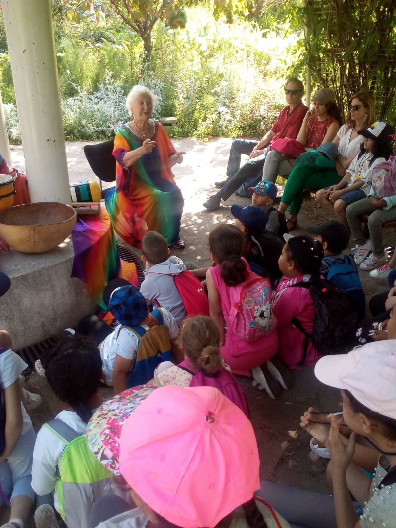 Une-conteuse-un-musicien-pour-Regarddons-ensemble-au-parc-Phoenix-de-Nice