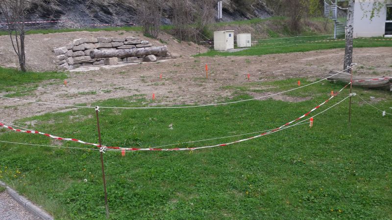 Emplacement-Yourte-sensorielle-devant-la-Fontaine-de-l-ours-à-Auzet-