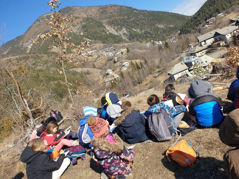lecture-de-paysage-avec-des-enfantsCE2-école-de-Cotignac-mars-22