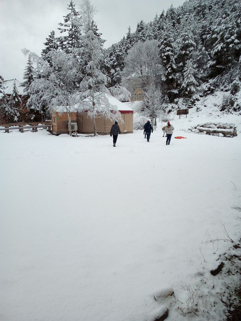 résidents-de-la-maison-perce-neige-devant-la-yourte-enneigée