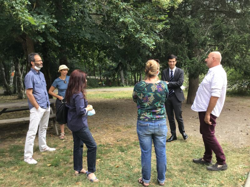 élus-d'Auzet-sous-préfet-directeur-de-la-fontaine-et-Charlotte-en-discussion
