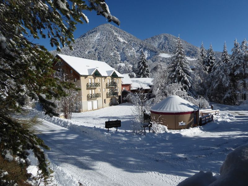 Yourte-et-grande-maison-sous-un-ciel-bleu-profond