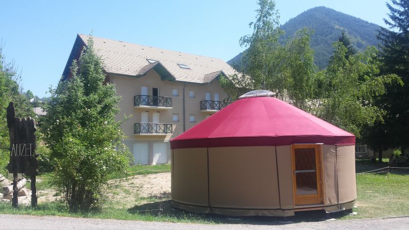 Yourte sensorielle installée à la Fontaine de l'ours Auzet Alpes de Haute Provence
