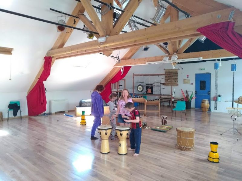 Salle-de-musique-avec-percussionniste-en-classes-musicales