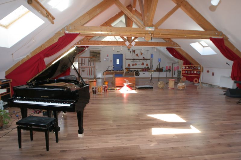 Salle-de-musique-avec-piano-quart-de-queue