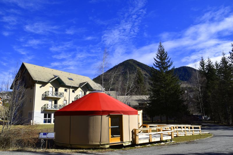yourte-sensorielle-devant-la-Fontaine-de-l'ours-avec-ciel-bleu
